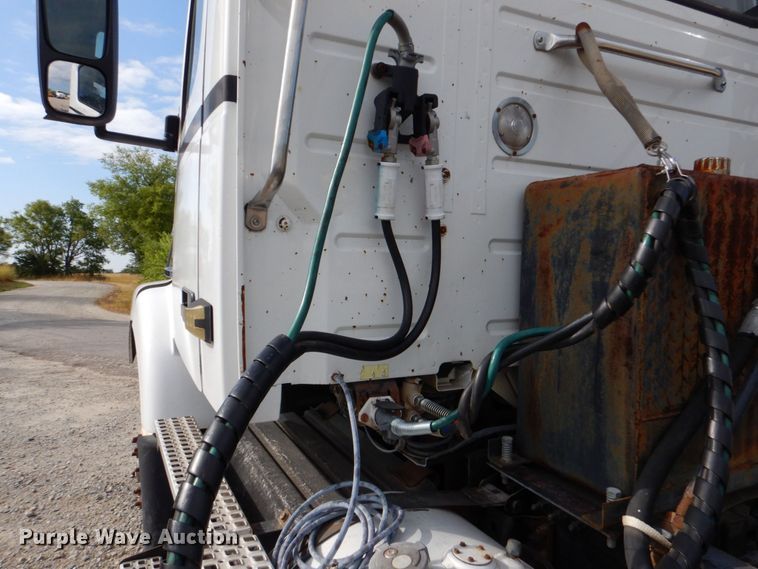 image for item DO1509 2000 Volvo VNM  semi truck