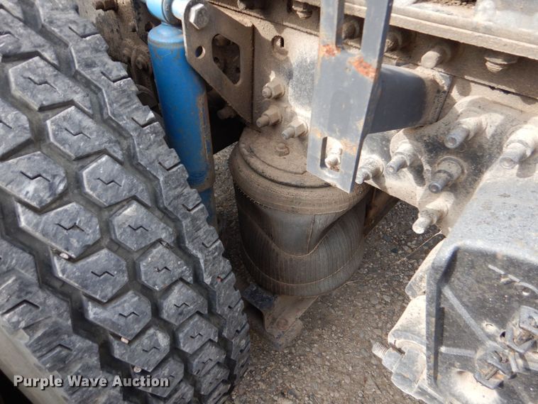 image for item DO1509 2000 Volvo VNM  semi truck