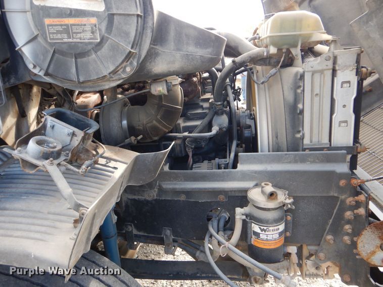 image for item DO1509 2000 Volvo VNM  semi truck