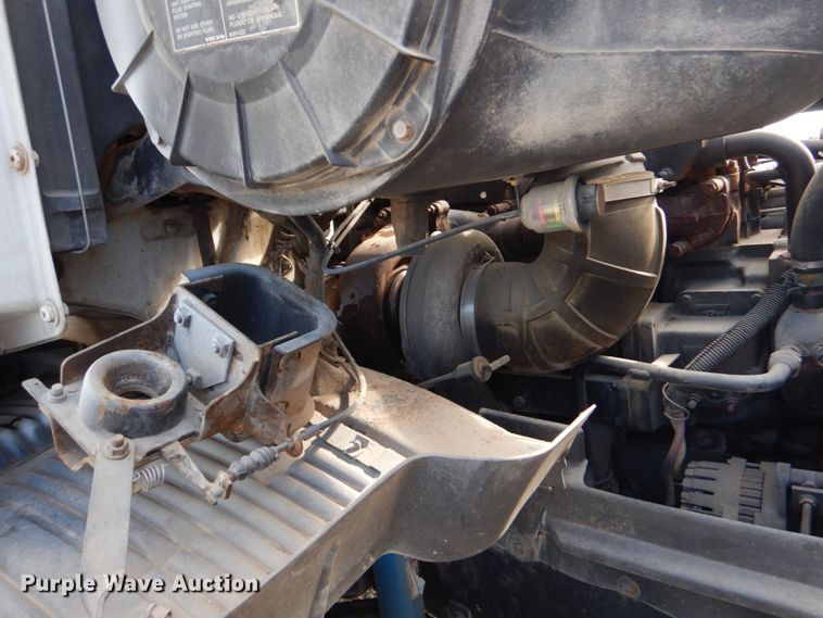 image for item DO1509 2000 Volvo VNM  semi truck