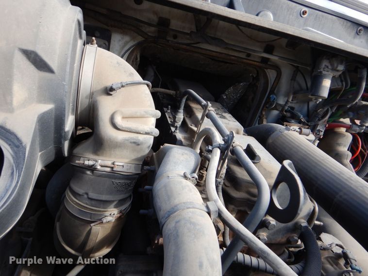 image for item DO1509 2000 Volvo VNM  semi truck