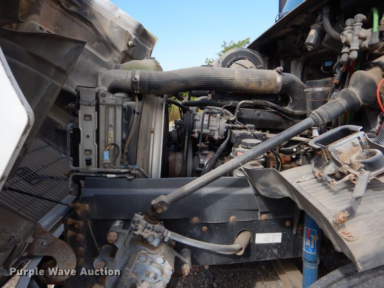 image for item DO1509 2000 Volvo VNM  semi truck