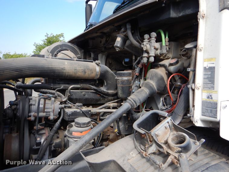 image for item DO1509 2000 Volvo VNM  semi truck