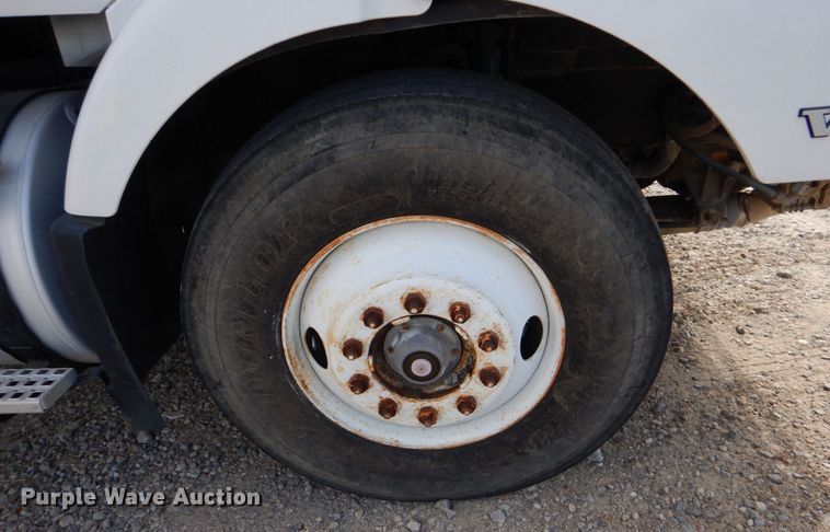 image for item DO1509 2000 Volvo VNM  semi truck