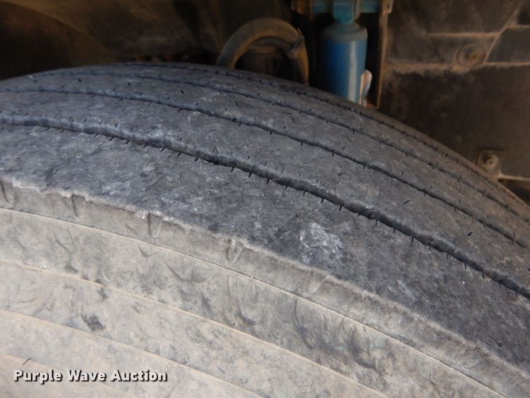 image for item DO1509 2000 Volvo VNM  semi truck