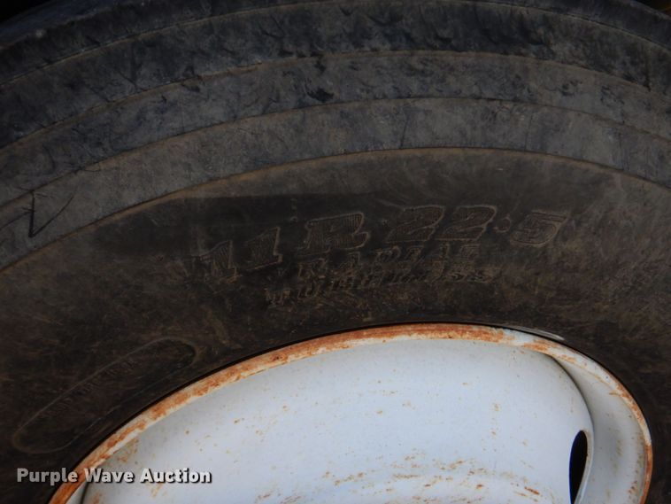 image for item DO1509 2000 Volvo VNM  semi truck