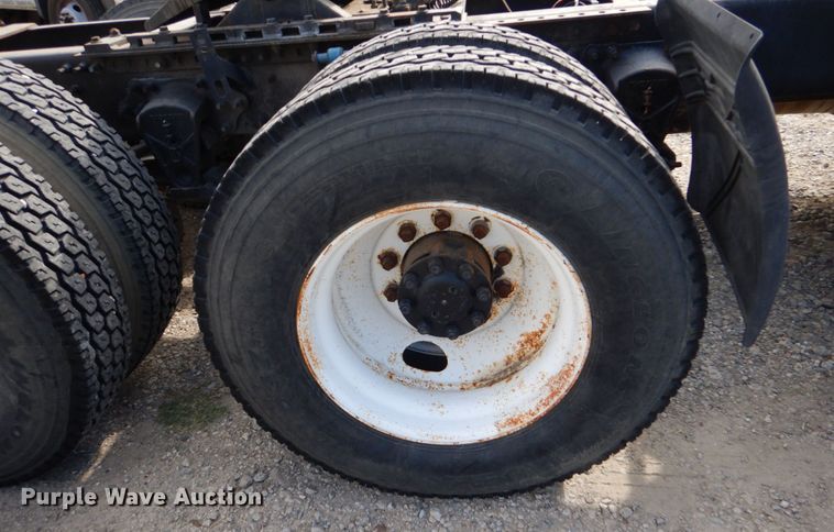 image for item DO1509 2000 Volvo VNM  semi truck