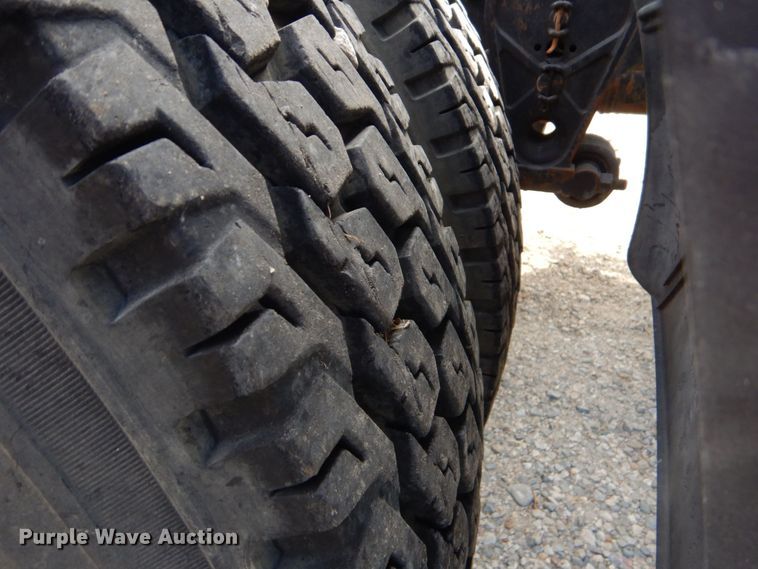 image for item DO1509 2000 Volvo VNM  semi truck