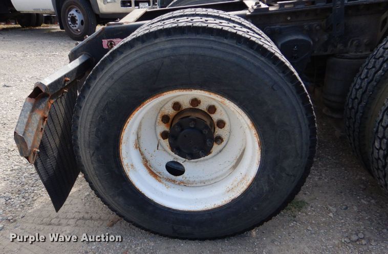 image for item DO1509 2000 Volvo VNM  semi truck