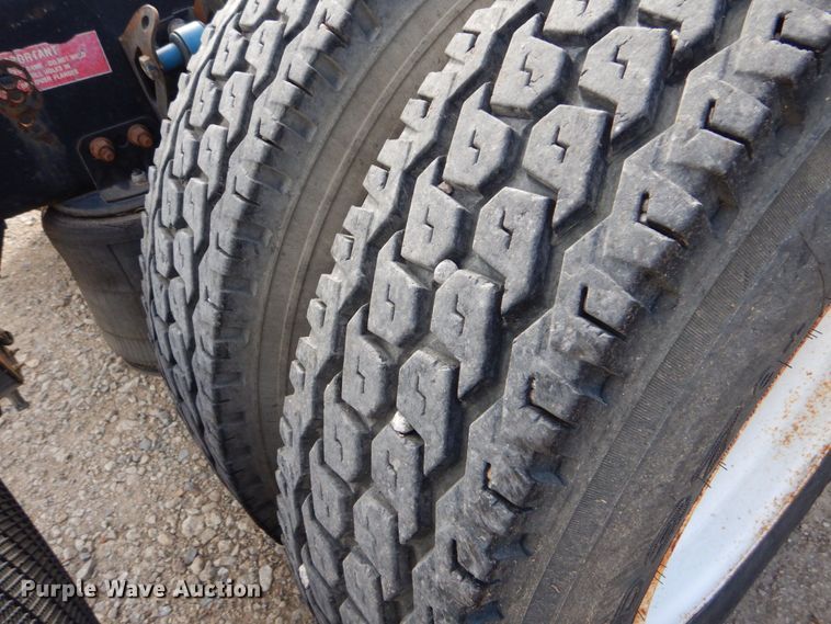 image for item DO1509 2000 Volvo VNM  semi truck