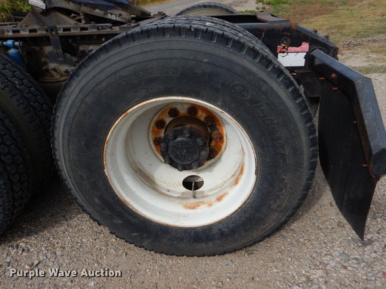 image for item DO1509 2000 Volvo VNM  semi truck