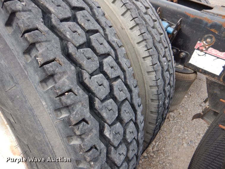 image for item DO1509 2000 Volvo VNM  semi truck