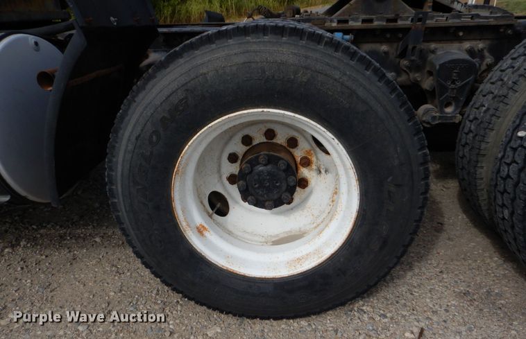 image for item DO1509 2000 Volvo VNM  semi truck