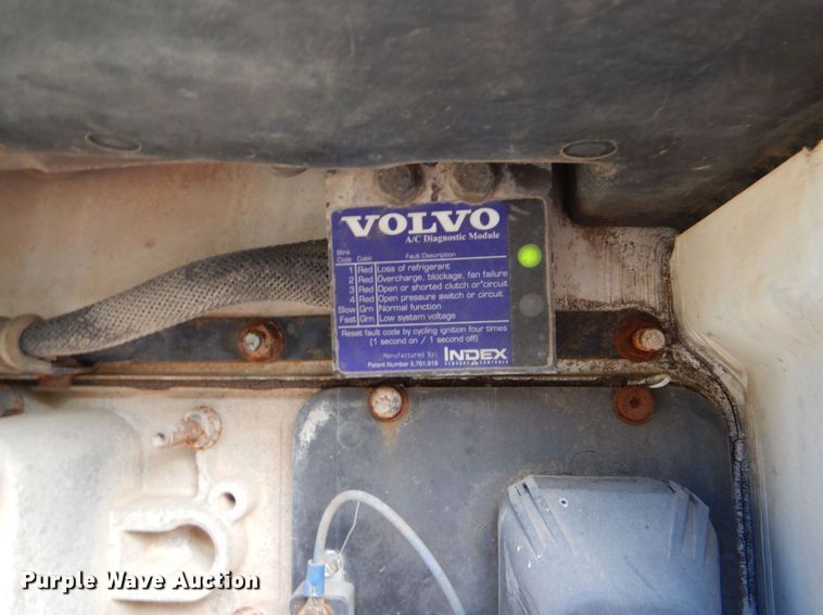 image for item DO1509 2000 Volvo VNM  semi truck