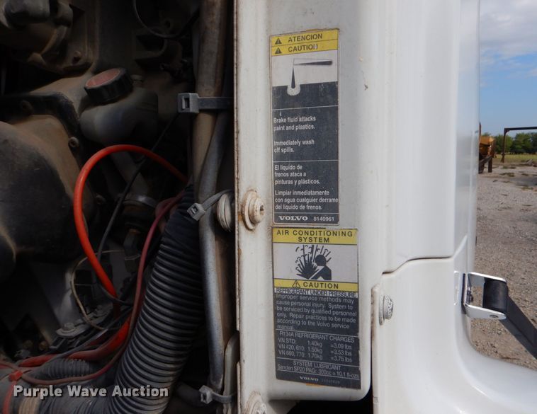 image for item DO1509 2000 Volvo VNM  semi truck