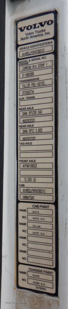 image for item DO1509 2000 Volvo VNM  semi truck