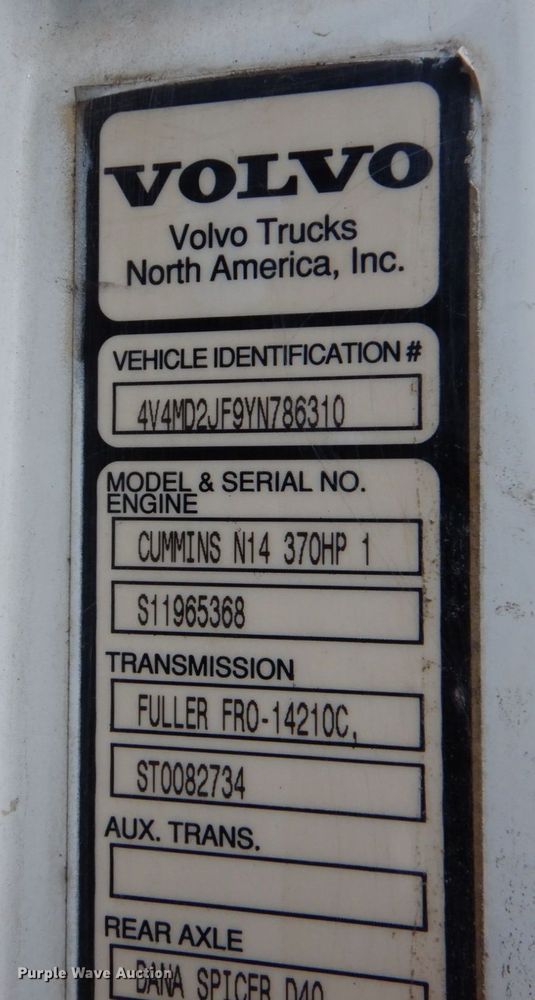 image for item DO1509 2000 Volvo VNM  semi truck