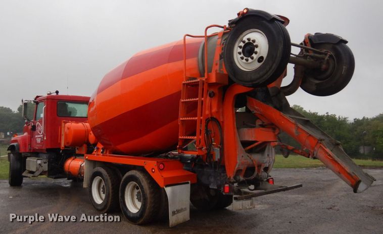 image for item DS1344 2004 International 5500i  ready mix truck