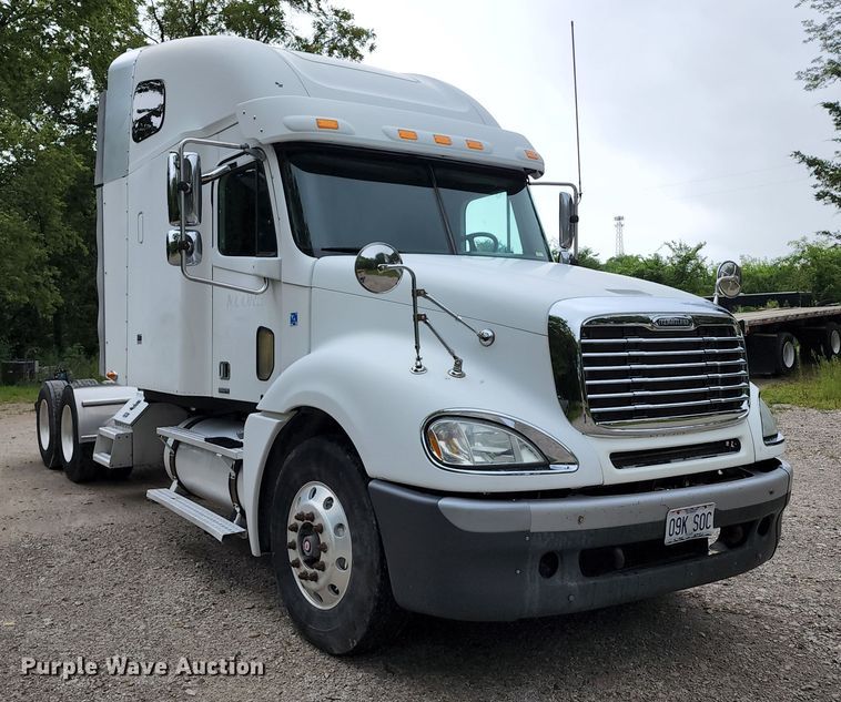 image for item JB9092 2006 Freightliner Columbia 120  semi truck