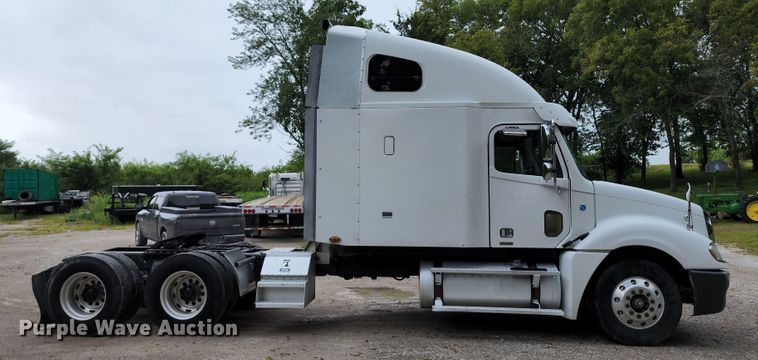 image for item JB9092 2006 Freightliner Columbia 120  semi truck