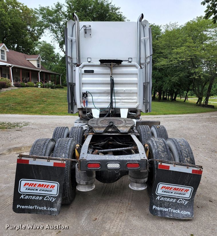 image for item JB9092 2006 Freightliner Columbia 120  semi truck