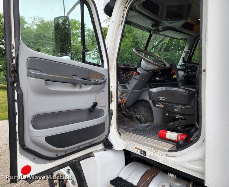 image for item JB9092 2006 Freightliner Columbia 120  semi truck