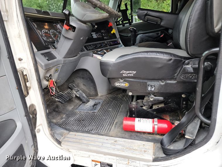 image for item JB9092 2006 Freightliner Columbia 120  semi truck