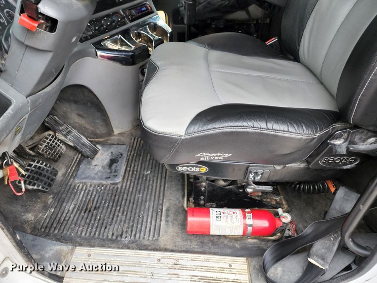 image for item JB9092 2006 Freightliner Columbia 120  semi truck