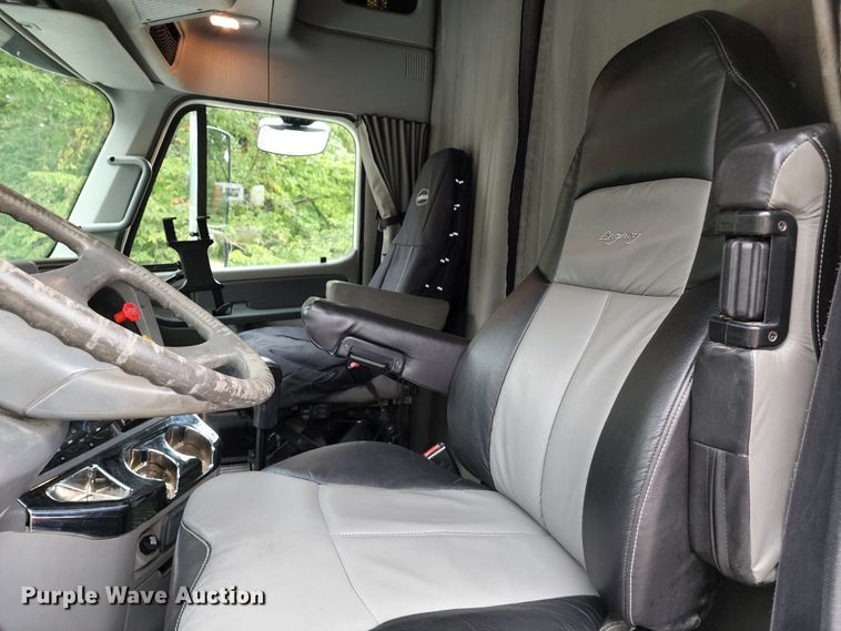 image for item JB9092 2006 Freightliner Columbia 120  semi truck