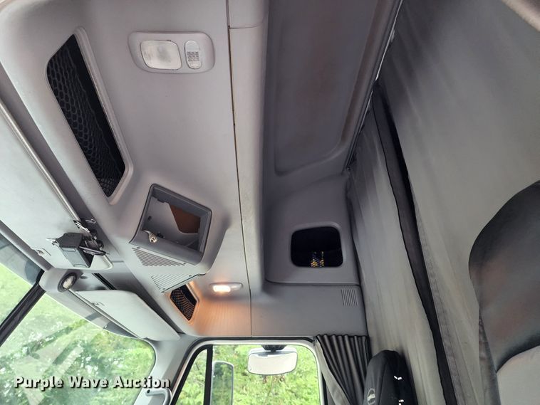 image for item JB9092 2006 Freightliner Columbia 120  semi truck