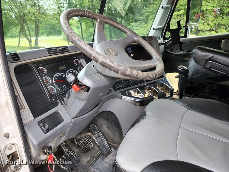 image for item JB9092 2006 Freightliner Columbia 120  semi truck