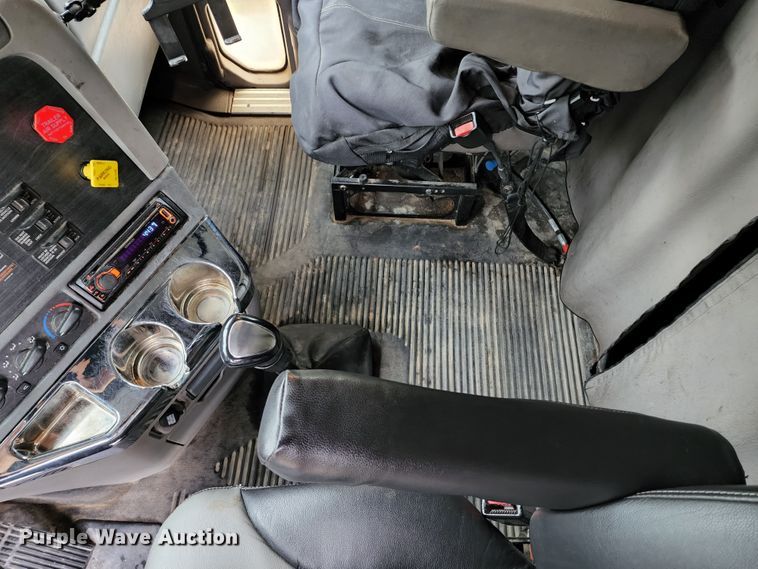 image for item JB9092 2006 Freightliner Columbia 120  semi truck