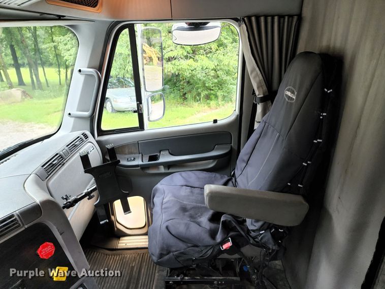 image for item JB9092 2006 Freightliner Columbia 120  semi truck