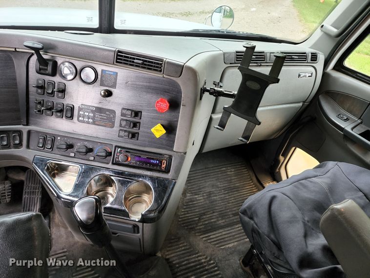 image for item JB9092 2006 Freightliner Columbia 120  semi truck