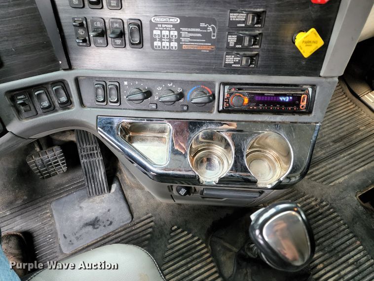 image for item JB9092 2006 Freightliner Columbia 120  semi truck