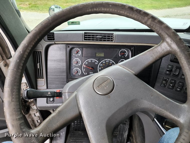 image for item JB9092 2006 Freightliner Columbia 120  semi truck