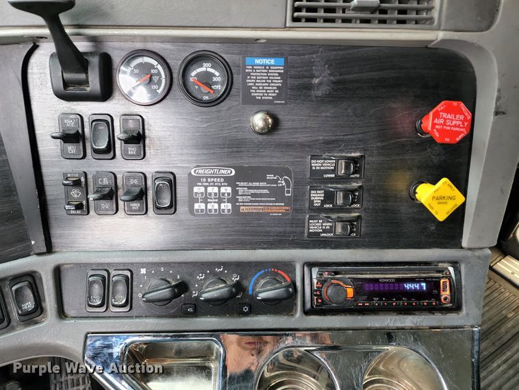 image for item JB9092 2006 Freightliner Columbia 120  semi truck