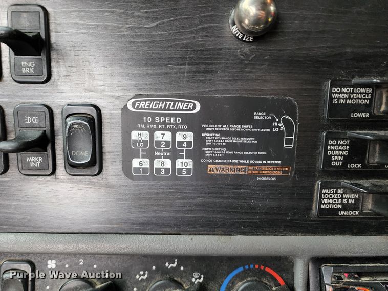 image for item JB9092 2006 Freightliner Columbia 120  semi truck