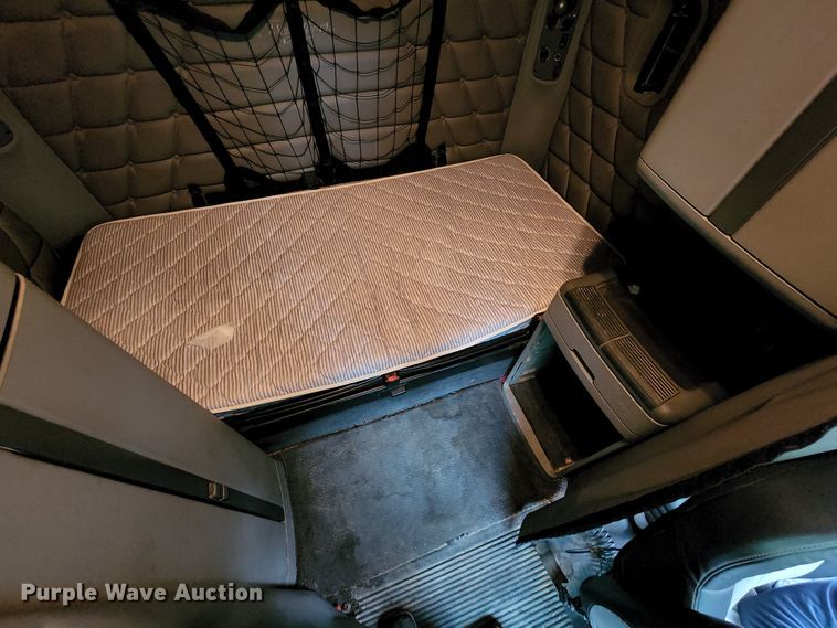 image for item JB9092 2006 Freightliner Columbia 120  semi truck