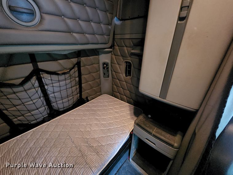 image for item JB9092 2006 Freightliner Columbia 120  semi truck