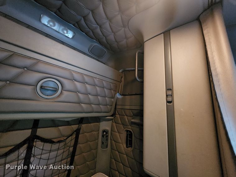 image for item JB9092 2006 Freightliner Columbia 120  semi truck