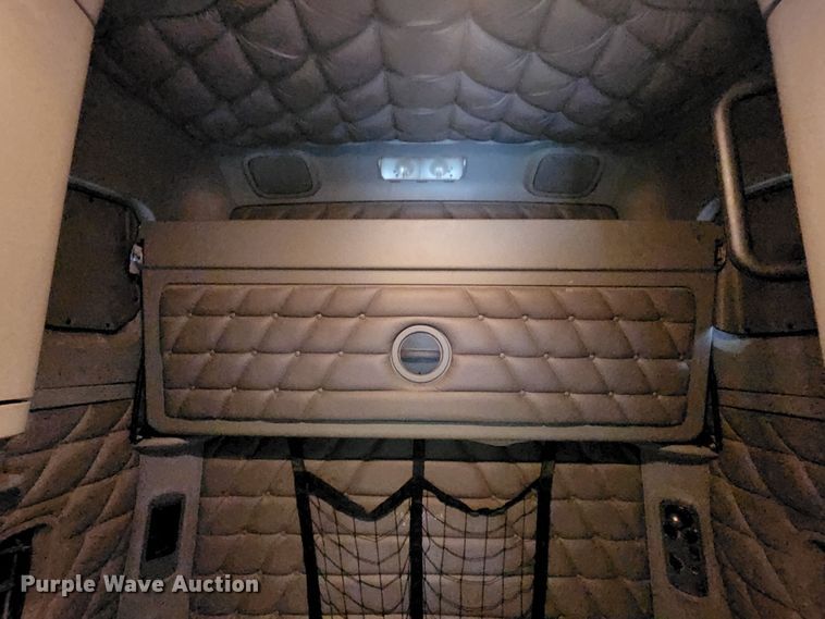 image for item JB9092 2006 Freightliner Columbia 120  semi truck