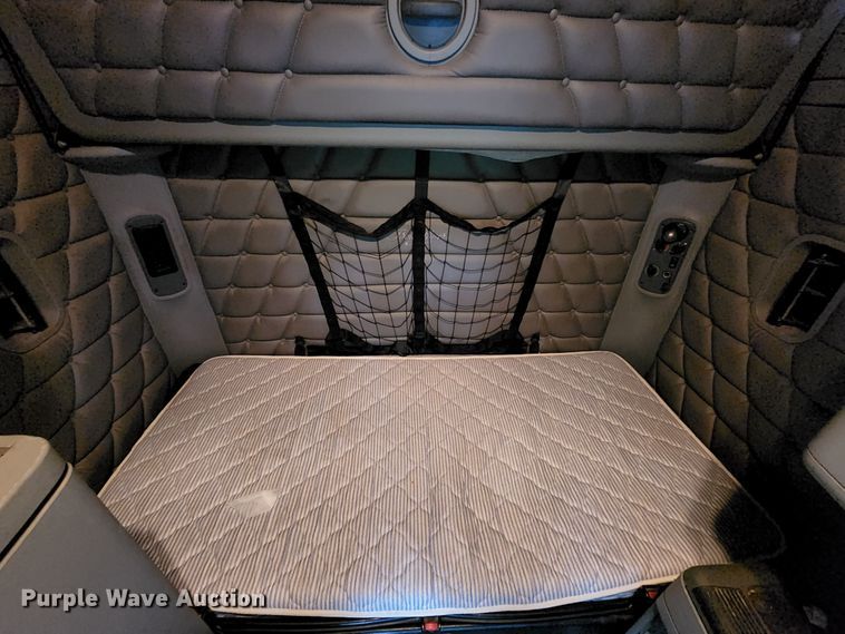 image for item JB9092 2006 Freightliner Columbia 120  semi truck