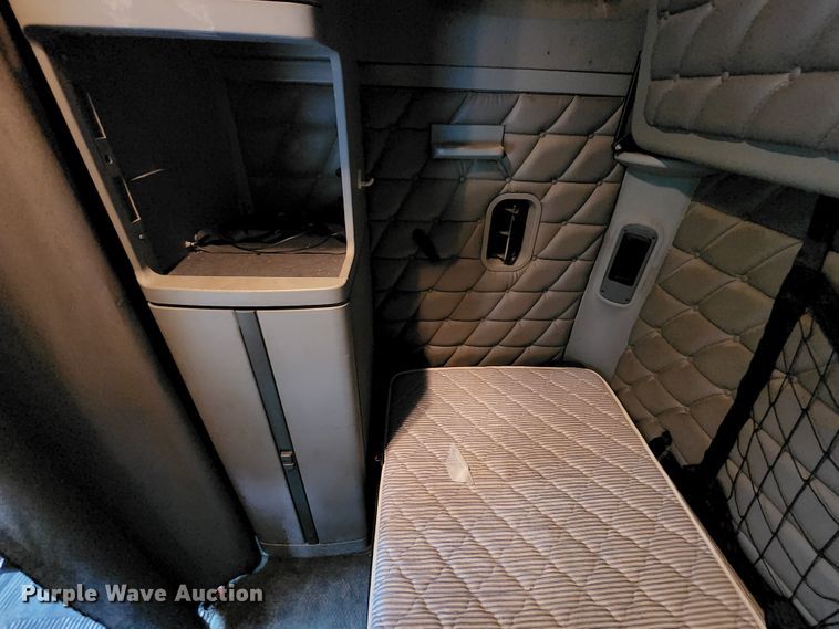 image for item JB9092 2006 Freightliner Columbia 120  semi truck