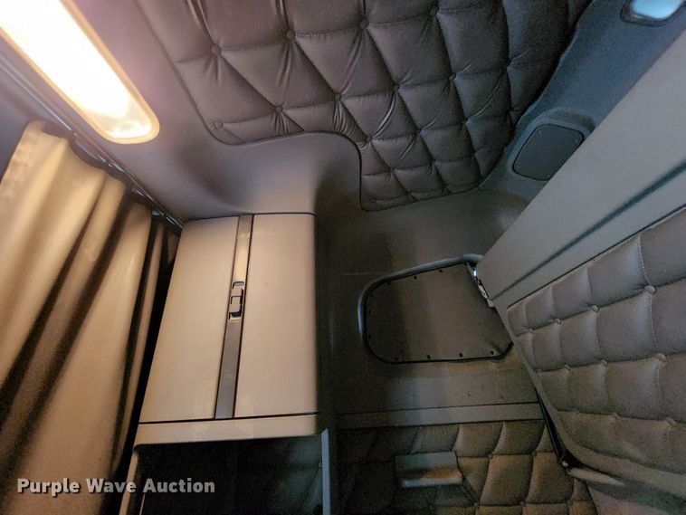 image for item JB9092 2006 Freightliner Columbia 120  semi truck