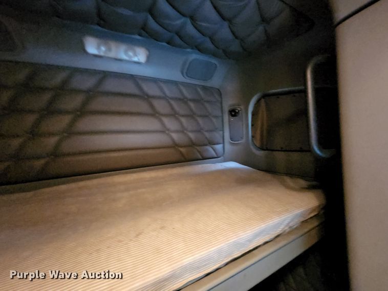 image for item JB9092 2006 Freightliner Columbia 120  semi truck