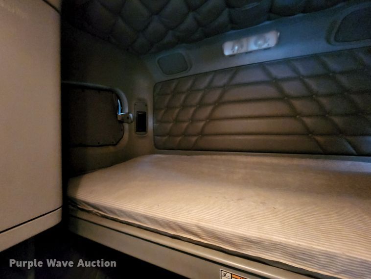 image for item JB9092 2006 Freightliner Columbia 120  semi truck