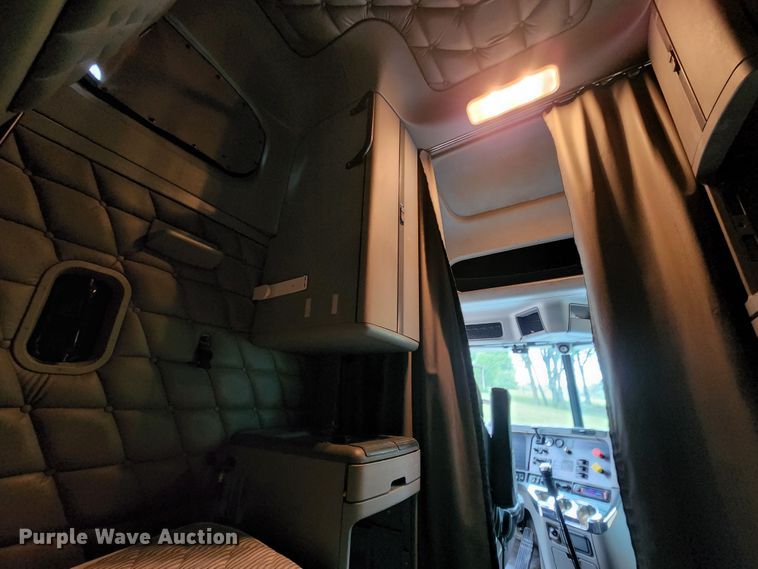 image for item JB9092 2006 Freightliner Columbia 120  semi truck