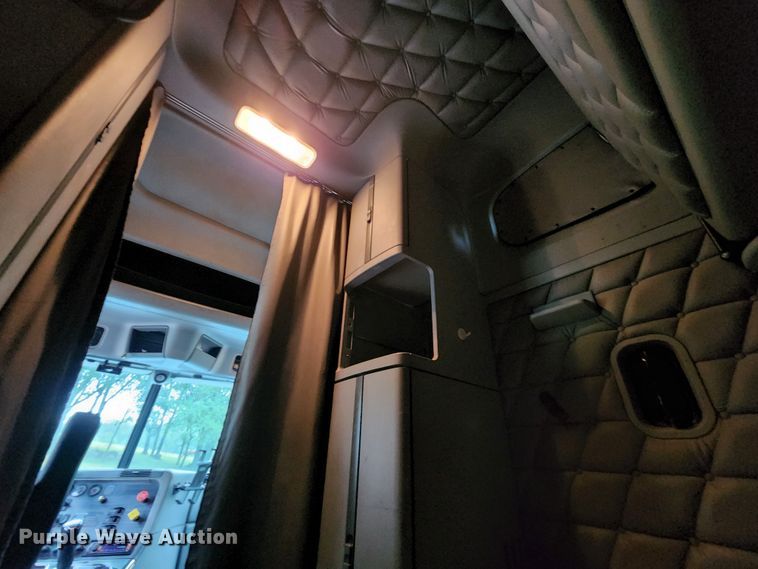 image for item JB9092 2006 Freightliner Columbia 120  semi truck