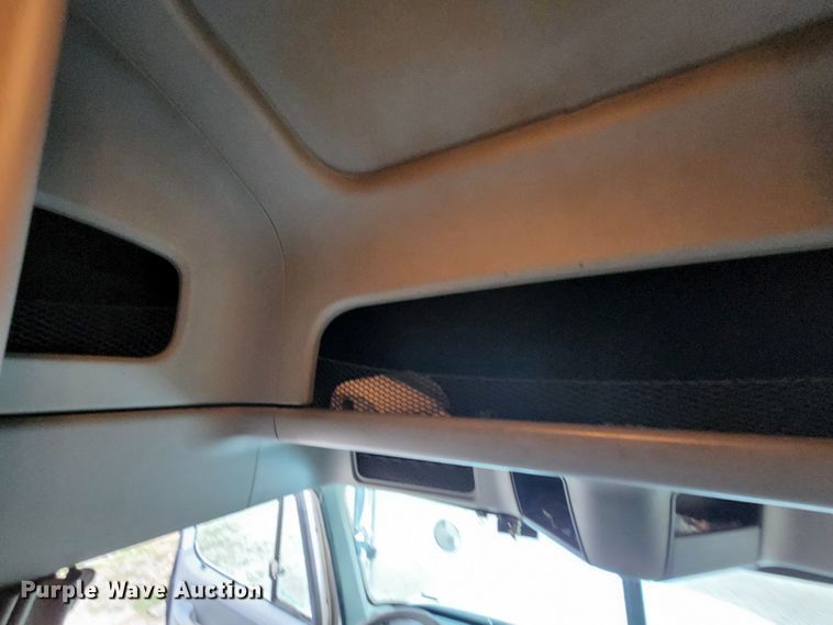 image for item JB9092 2006 Freightliner Columbia 120  semi truck